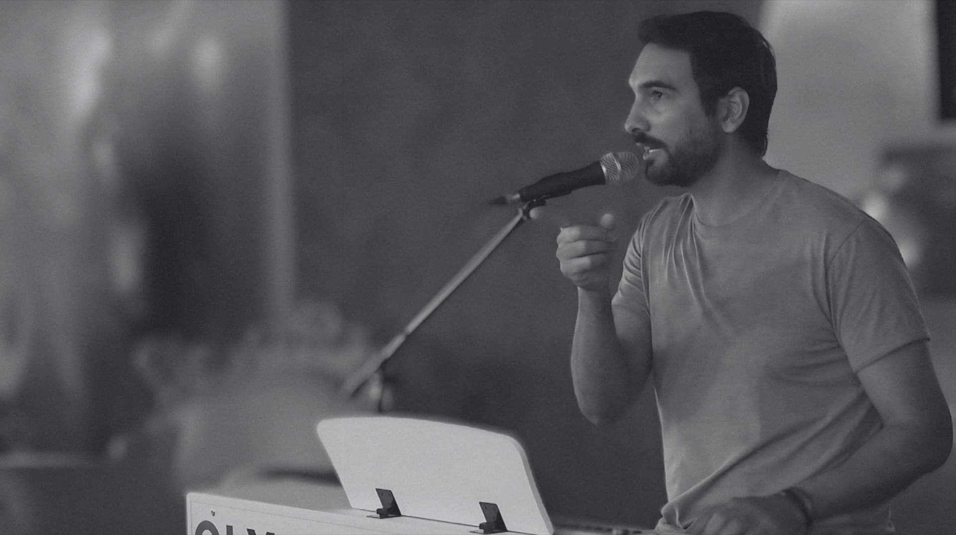 Arthur Bing, coach vocal, chantant au piano